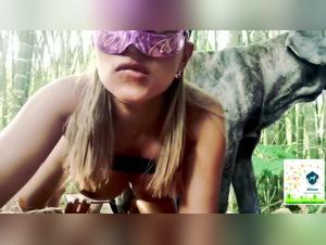 Tout le monde aime voir une chatte blonde nue en train de baiser avec son chien